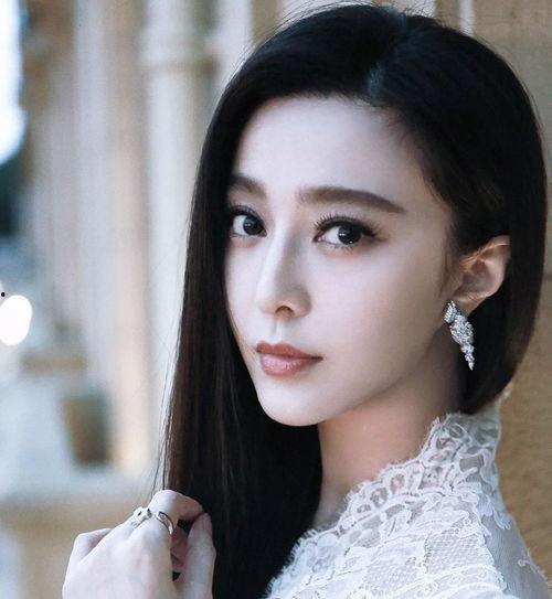 清新女明星,演绎时尚魅力人生”