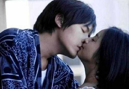 明星真正吻图,揭秘幕后真实吻戏幕后花絮