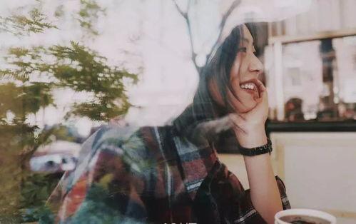 头条模特喝咖啡捂嘴笑,展现时尚魅力瞬间