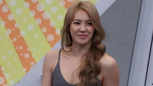 女明星被扯比基尼,女明星形象受损，舆论场再掀波澜