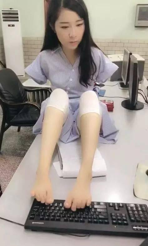 无臂女孩成网红,用坚强意志书写人生传奇