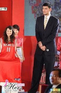 明星姚明合影图片,展现篮球巨星风采”